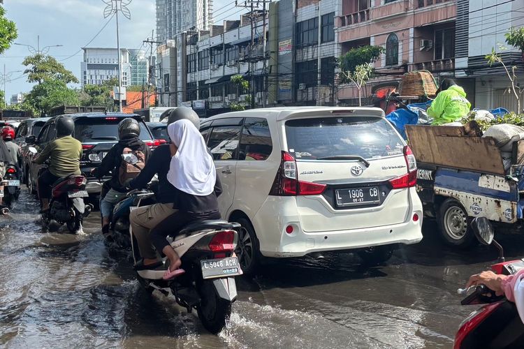 Dampak Banjir Surabaya: Warung Buka Setengah Hari, Pekerja Telat Sampai Kantor