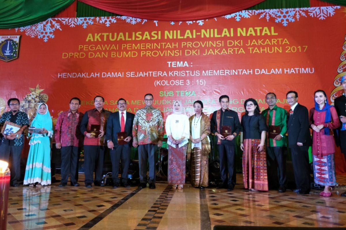 Gubernur DKI Jakarta Anies Baswedan didampingi Nur Asia Uno menghadiri acara perayaan natal bersama pegawai Pemerintah Provinsi (Pemprov) DKI Jakarta tahun 2017 yang digelar di Balai Samudera, Kelapa Gading, Jakarta Utara, Jumat (8/12/2017).