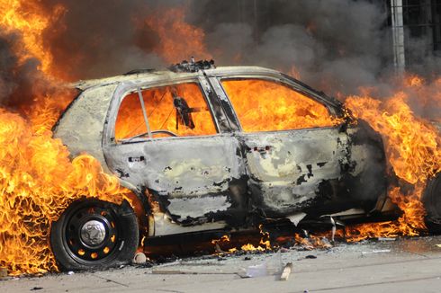 Sebuah Mobil Hangus Terbakar di Rest Area KM 6 Jakarta-Cikampek