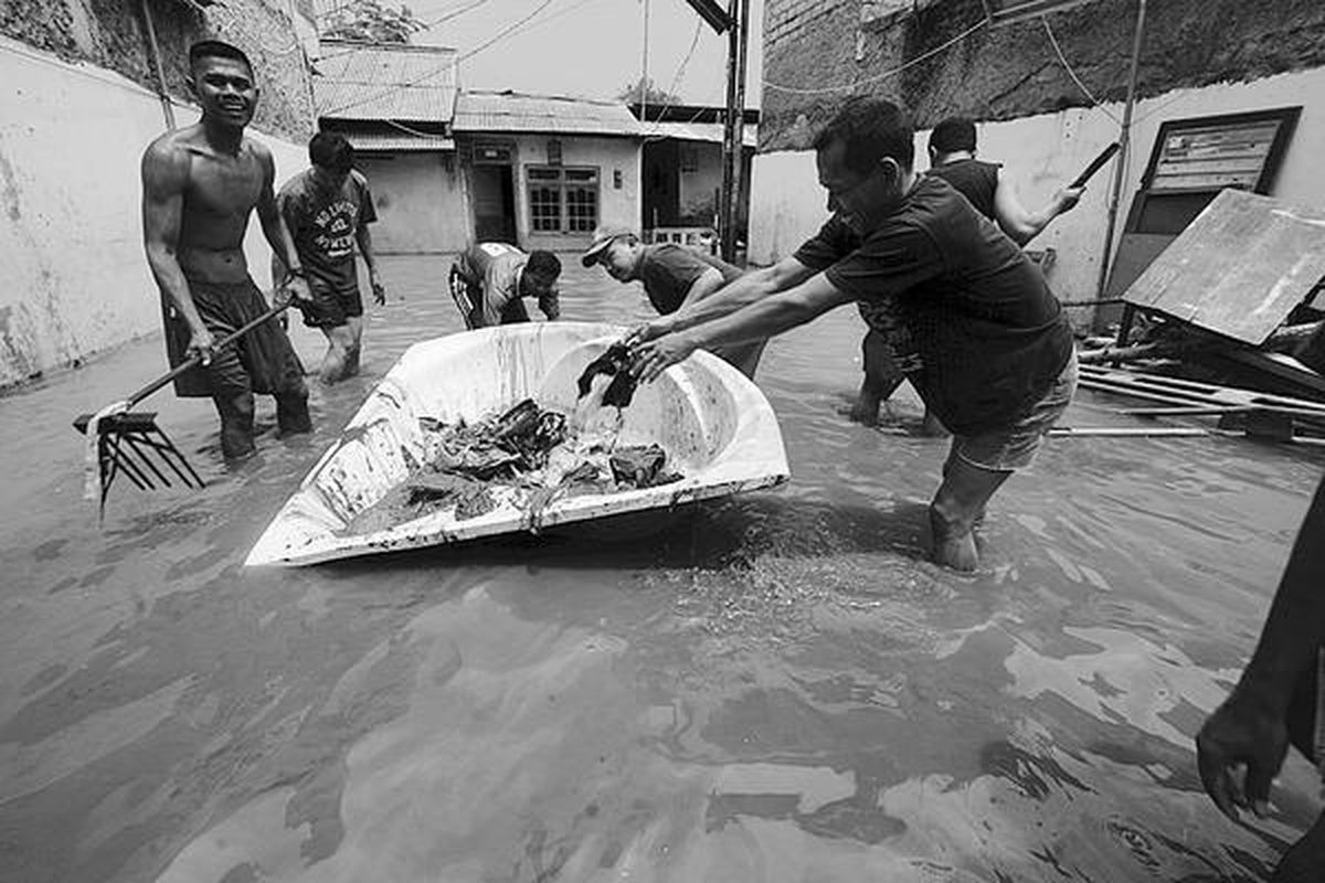 Warga RT 11 Kampung Pulo, Pondok Labu, Jakarta, Minggu (13/11), bekerja bakti mengambil sampah dan lumpur yang  banyak tergenang di air banjir. Warga berharap pemerintah daerah mau mengeruk lumpur Kali Krukut. Dari pemantauan warga, Kali Krukut yang melintas di samping kampung mengalami pendangkalan di beberapa titik sehingga air tidak lancar mengalir.