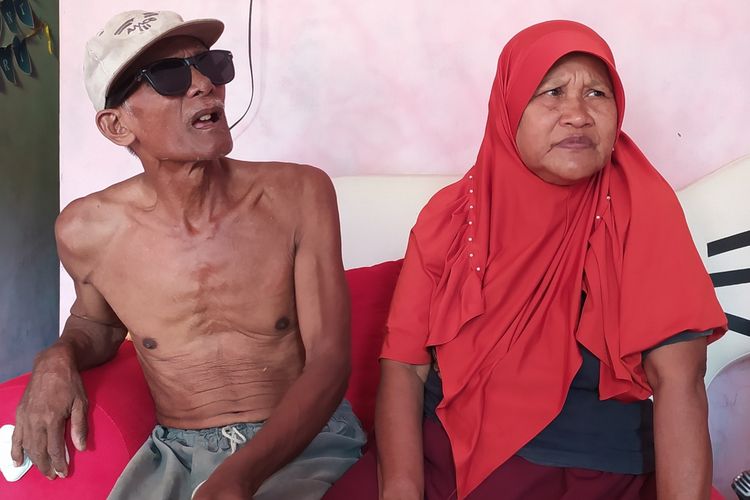 Orangtua SSL (31), Mansur (75) dan Sarifah (66) di rumahnya Desa Sidamulya, Kecamatan Kemranjen, Kabupaten Banyumas, Selasa (9/3/2021).