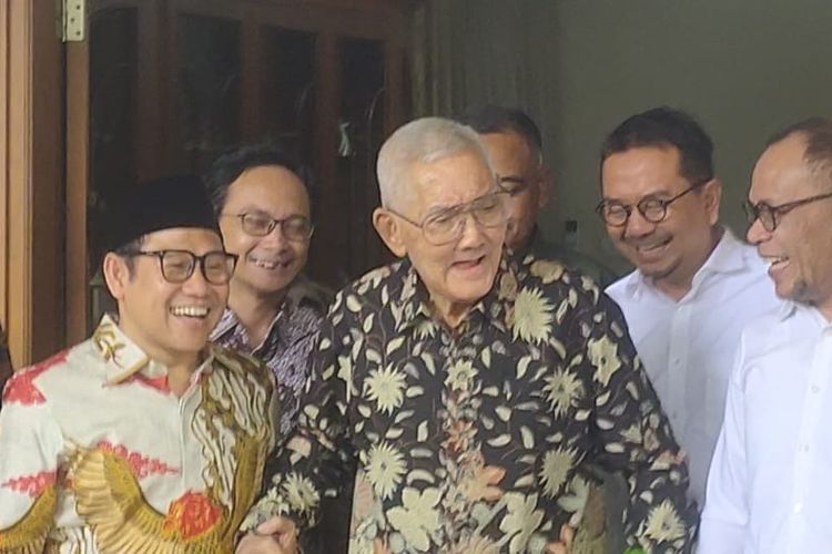 Ketua Umum PKB Muhaimin Iskandar atau Cak Imin menggandeng Wakil Presiden ke-6 RI Try Sutrisno di kediaman Try, kawasan Menteng, Jakarta Pusat, Sabtu (20/5/2023).