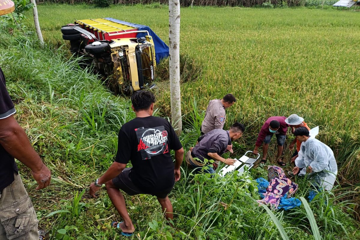 Polisi evakuasi 2 jenazah lansia yang ditabrak truk muat arak di Lumajang, Minggu (16/3/2025)