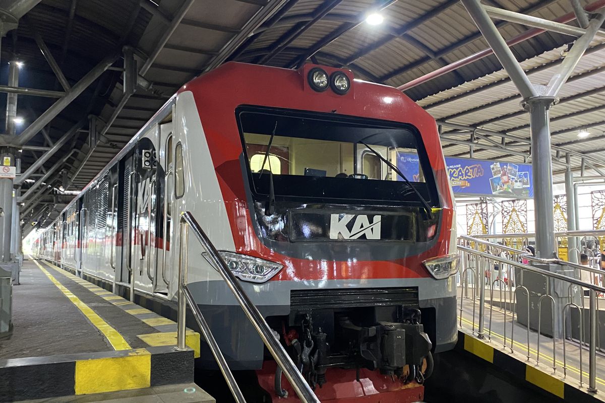 Jadwal perjalanan kereta rel listrik (KRL) terbaru dari Yogyakarta menuju Solo. Jadwal perjalanan KRL Jogja-Solo terbaru per 1 Juni 2023.