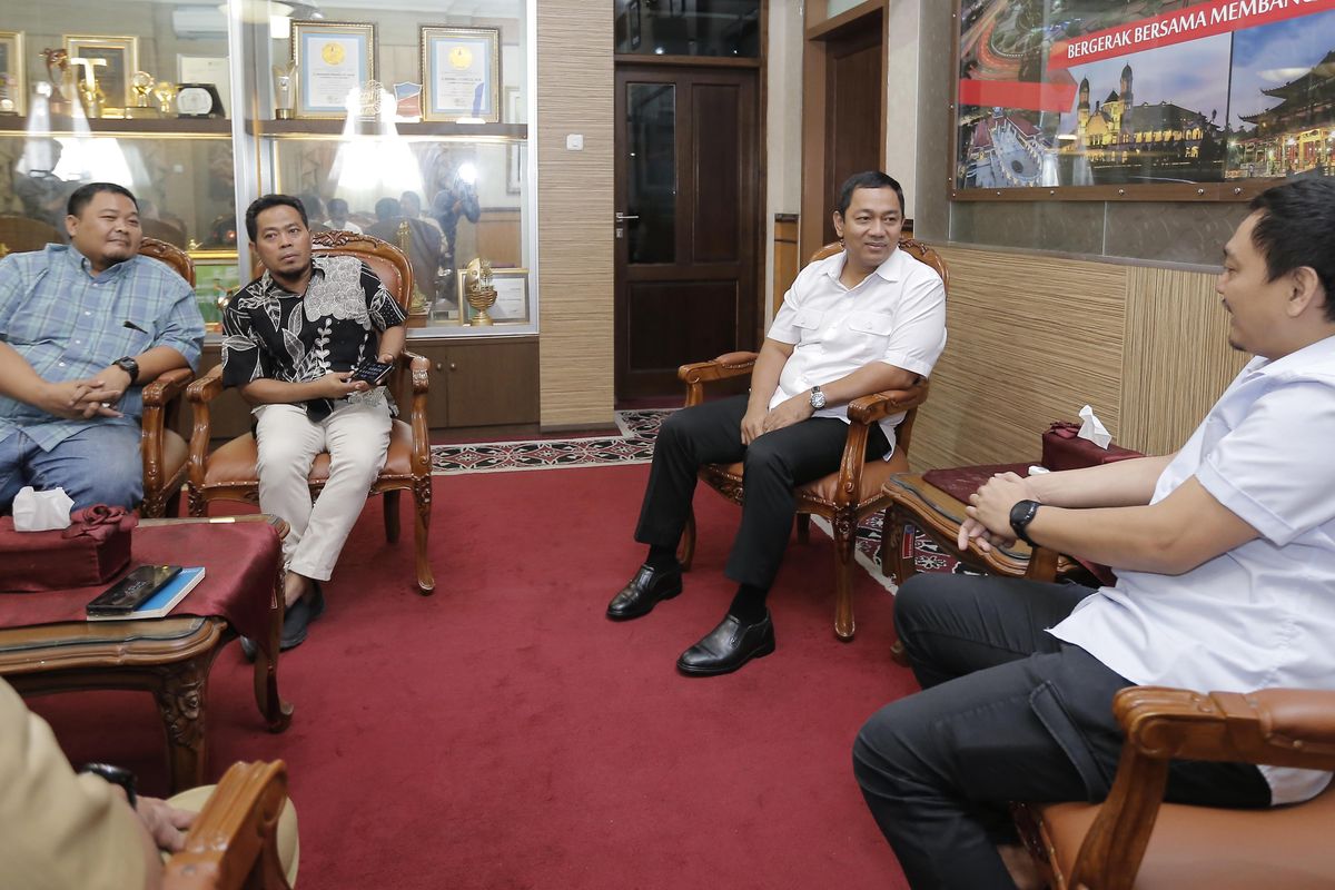 Wali Kota Semarang Hendrar Prihadi berbincang dengan CEO dan pengurus PSIS di Kantor Balaikota Semarang. PSIS temui Wali Kota Semarang untuk menyatakan kesiapannya hadipi kompetisi Liga 1 2019. 