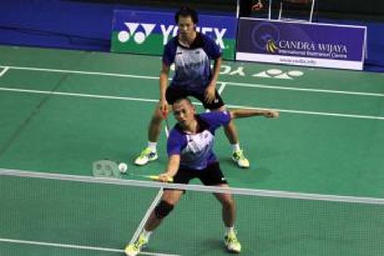 Ganda putra Indonesia, Fran Kurniawan (belakang)/Bona Septano, mengembalikan shuttlecock pada Hendra Aprida Gunawan/Mohammad Fairuzizuan Mohd Tazari, pada babak kedua Candra Wijaya Cup 2013, Rabu (21/8/2013).