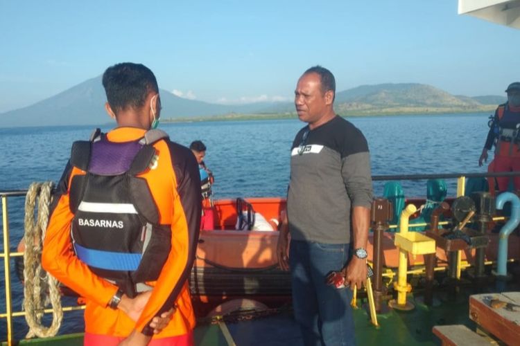Foto: Tim SAR gabung sedang siaga di KM Sirimau untuk membantu ketika penumpang kapal akan dievakuasi.
