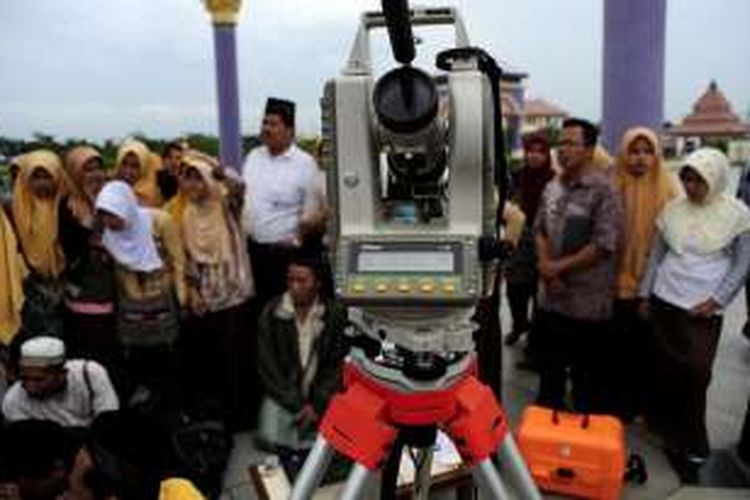 Lajnah Falakiyah NU Kabupaten Gresik dan warga melihat proses pengamatan terjadinya gerhana matahari cincin di Masjid Agung Jawa Tengah, Kota Semarang, tahun 2010.