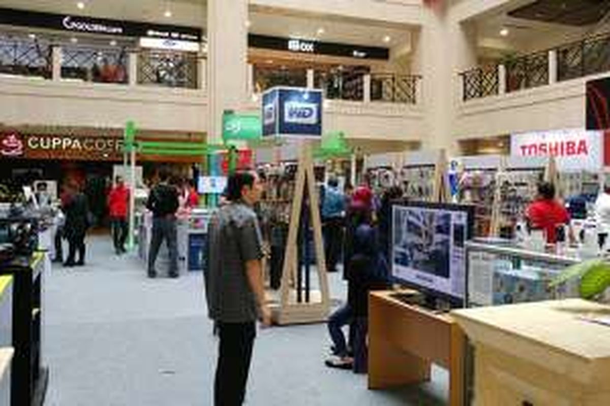 Suasana di atrium pusat elektronik e-Mall Ratu Plaza, Kamis (4/8/2016)