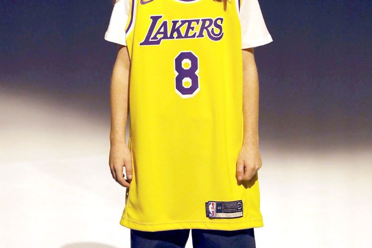 Seragam LA Lakers dengan nomor punggung 8 dan 24 menjadi salah satu dari beragam kostim olahraga yang ditampilkan di Nike 2020 forum. Nomor 8 dan 24 pernah dipakai Kobe Bryant ketika masih aktif bermain. 