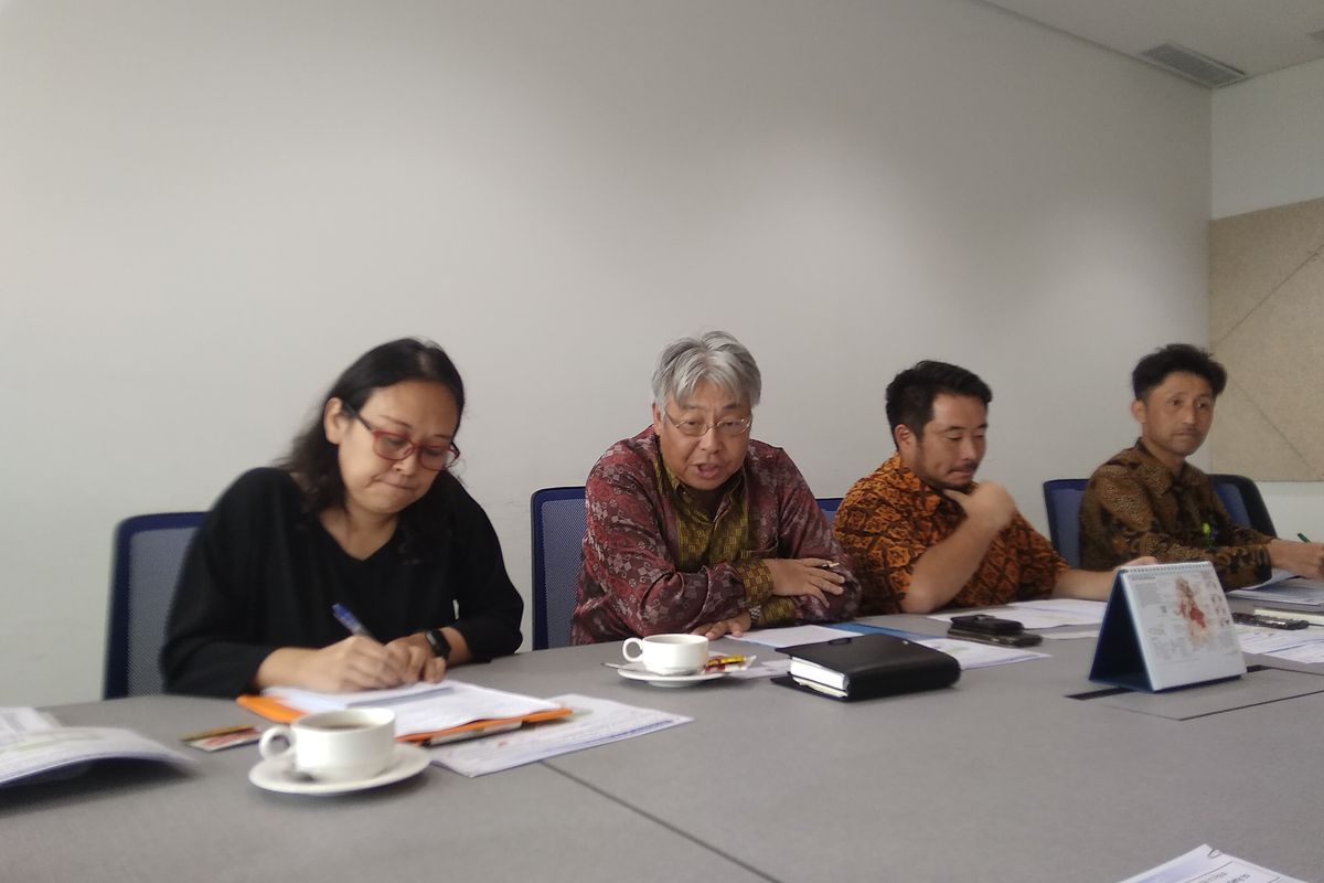 Ketua Jakarta Japan Club (JJC) sekaligus Presiden Direktur Sumitomo Indonesia Kanji Tojo (kedua kiri) saat berkunjung ke Menara Kompas sembari diskusi di Jakarta, Jumat (13/12/2019). Tojo menceritakan kendala yang dialami perusahaan Jepang saat hendak berekspansi ke RI. Mereka bersedia menjadi partner pemerintah membangun Indonesia jadi lebih baik karena Indonesia-Jepang punya beberapa kesamaan.