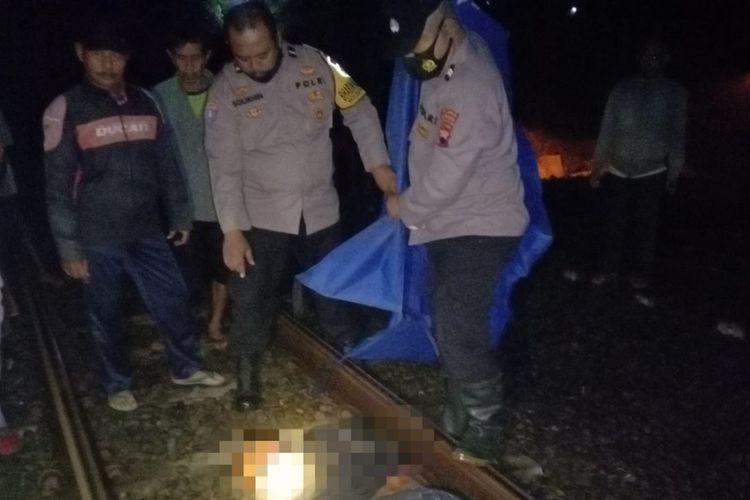 Polisi mengevakuasi jenazah korban tewas akibat tersambar kereta api di Desa Adisana, Kecamatan Bumiayu, Kabupaten Brebes, Jawa Tengah, Senin (13/6/2022) dini hari. (Istimewa)