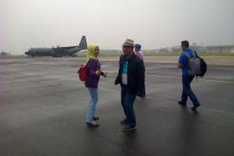 Wali Kota Bandung, Ridwan Kamil, bersama istrinya, Attalia Kamil, bertolak ke Palembang menggunakan pesawat Hercules untuk menyaksikan Laga Final ISL antara Persib kontra Persipura Jayapura, Jumat (7/11/2014).