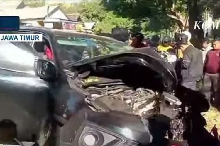Sebuah mobil Toyota Fortuner mengalami kecelakaan tunggal di Jalan Pasir, Kecamatan Bungatan, Kabupaten Situbondo, Jawa Timur, Senin (15/7/2024). Tak ada korban jiwa dalam kecelakaan tunggal ini.
