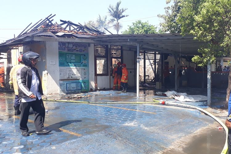 Gudang dan ruang tunggu Rutan Kelas IIA Pondok Bambu, Jalan Pahlawan Revolusi, Duren Sawit, Jakarta Timur, terbakar, Jumat (4/10/2019).