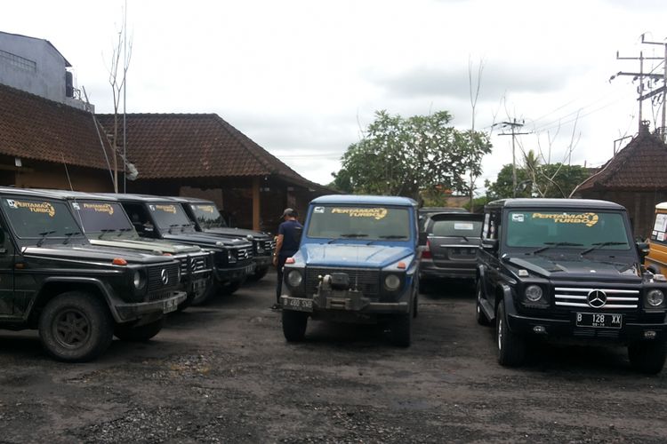 Sejumlah mobil Mercedes G-Wagen milik anggota komunitas Mercedes Jip Indonesia yang mengikuti turing di Banyuwangi dan Bali pada 8-12 Desember 2017.