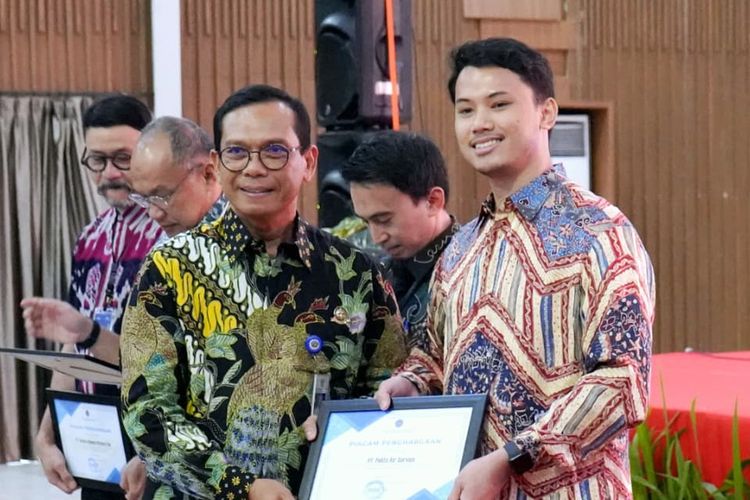 Direktur Angkutan Udara, Agustinus Budi Hartono menyerahkan penghargaan kepada Direktur Utama Pelita Air, Dendy Kurniawan atas raihan Pelita Air sebagai maskapai dengan kinerja ketepatan waktu (On Time Performance/OTP) terbaik sepanjang tahun 2024. Hal ini dilakukan di Bogor, Jawa Barat, Kamis (21/8/2025).