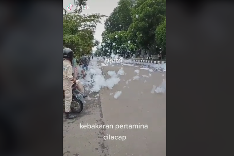 viral video busa putih berterbangan usai kebakaran tangki pertamina