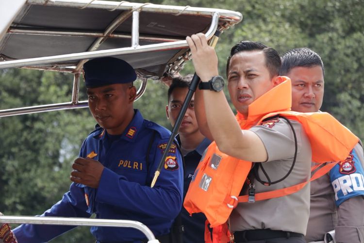 Kapolresta Tangerang, AKBP Ade Ary Syam (kenakan pelampung) saat patroli di wilayah perairan Tangerang, Rabu (4/12/2019).