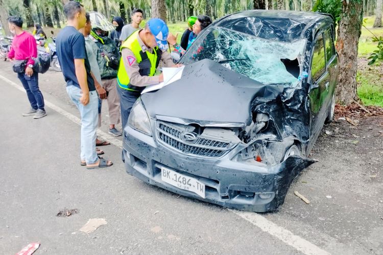 Kondisi Mobil Xenia yang hancur setelah bertabrakan dengan sepeda motor NMAX di Jalan Raya Medan-Tebing Tingggi KM 51-52, Kecamatan Teluk Mangkudu, Sergai, Minggu (4/8/2024)