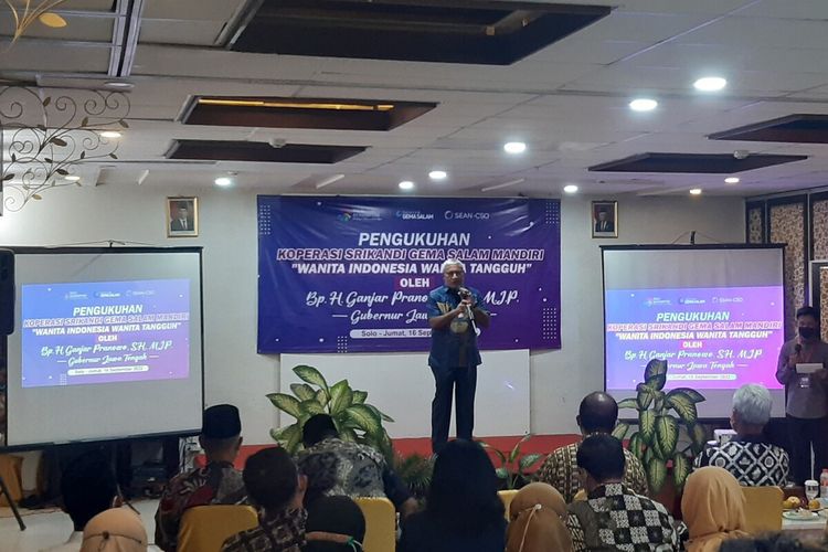 Kadensus 88 Irjen Pol Marthinus Hukom dalam pengukuhan koperasi srikandi Gema Salam bertajuk Wanita Indonesia Wanita Tangguh di Solo, Jawa Tengah, Jumat (16/9/2022).