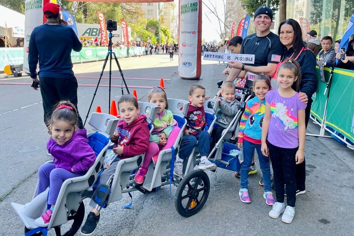 Chad Kempel mencetak rekor sebagai pelari half maraton yang mendorong stroller tercepat berisi lima anak  versi Guinness World Record. Catatan waktu yang ditorehkan Chad adalah 2 jam 19 menit