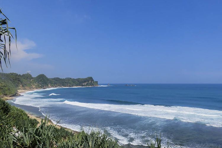 Pantai Nampu memiliki pasir putih nan eksotis, berpadu dengan birunya air laut.