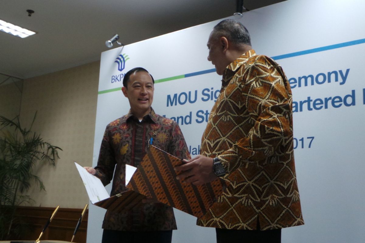 Kepala Badan Koordinasi Penanaman Modal (BKPM) Thomas Lembong seusai menandatangani nota kesepahaman tentang promosi investasi bersama Chief Executive Officer Standard Chartered Bank Indonesia Rino Donosepoetro, di kantor BKPM, Jakarta Selatan, Rabu (31/5/2017).