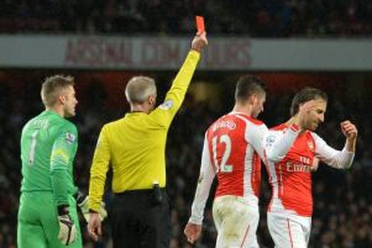 Striker Arsenal, Olivier Giroud (kedua dari kanan) saat mendapatkan kartu merah dari wasit setelah menanduk bek QPR, Nedum Onuoha, pada pertandingan Premier League di Emirates Stadium, Jumat (26/12/2014). 