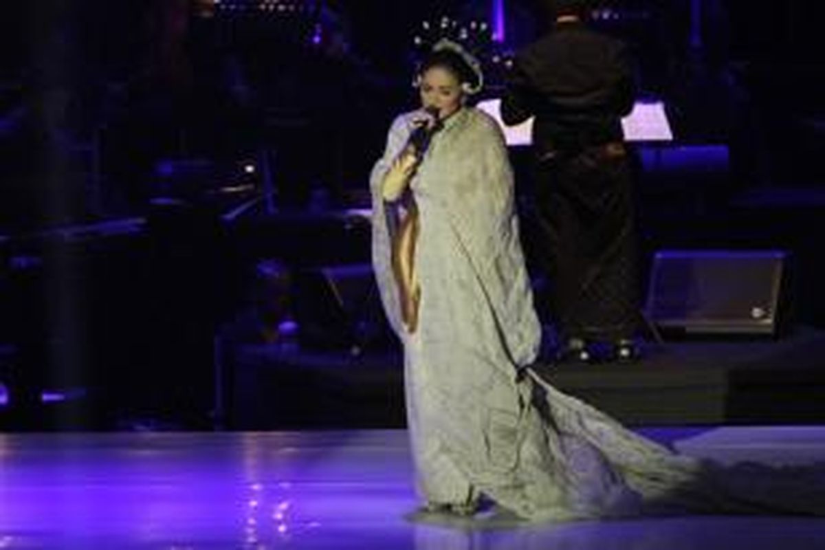 Krisdayanti menjadi bintang tamu kejutan dalam konser Satu Indonesia: Salute to Guruh Soekarno Putra, di Plenary Hall, Jakarta Convention Center, Senayan, Jakarta, Rabu (26/11/2014) malam.