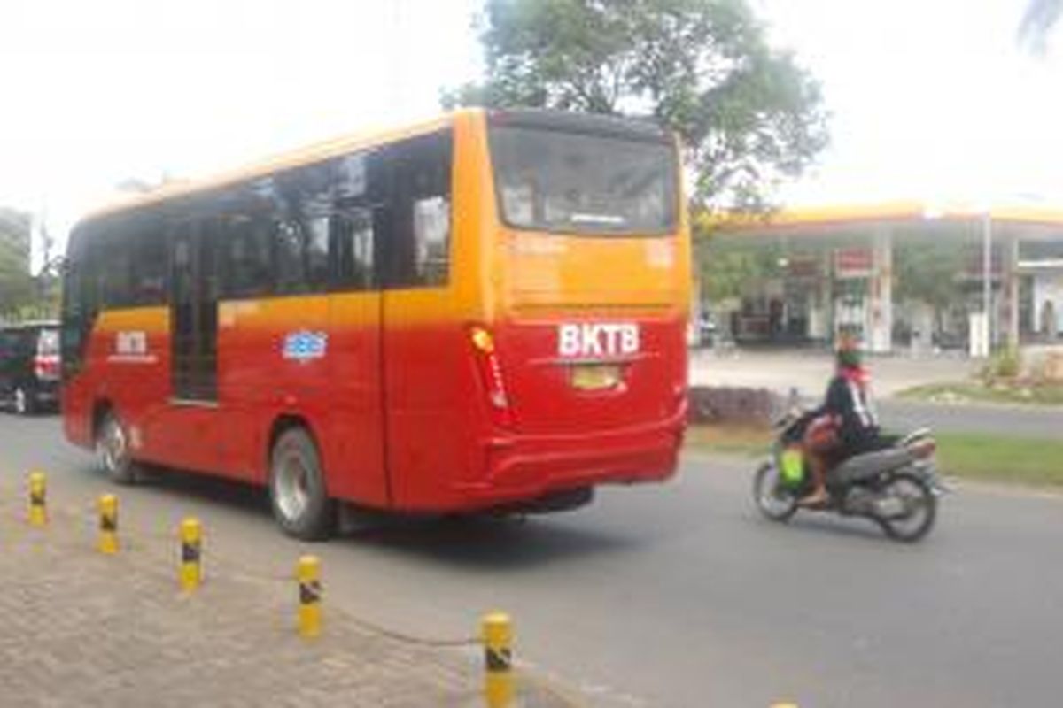 Bus Kota Terintegrasi Busway (BKTB), melintas di depan RS Pantai Indah Kapuk, Kamis (24/4/2014).