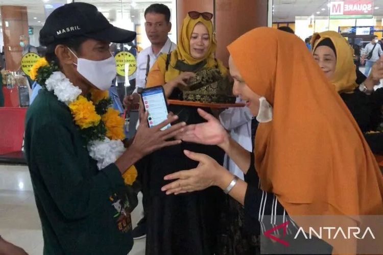 Masril Ardi bebas dan disambut warga Pekanbaru. Masril sempat ditahan karena mengunggah konten di TikTok terkait mantan Kadiv Propam Polri Irjen Ferdy Sambo.