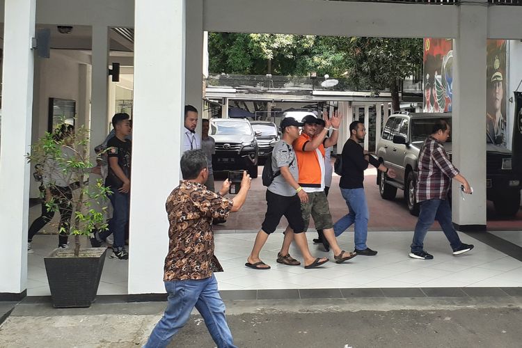 Ibra Azhari (kenakan baju tahanan) dan Medina Zein (kenakan piama putih) dibawa ke Puslabfor Polri untuk jalani tes urine di Ditresnarkoba Polda Metro Jaya, Semanggi, Jakarta Selatan, Senin (30/12/2019). 