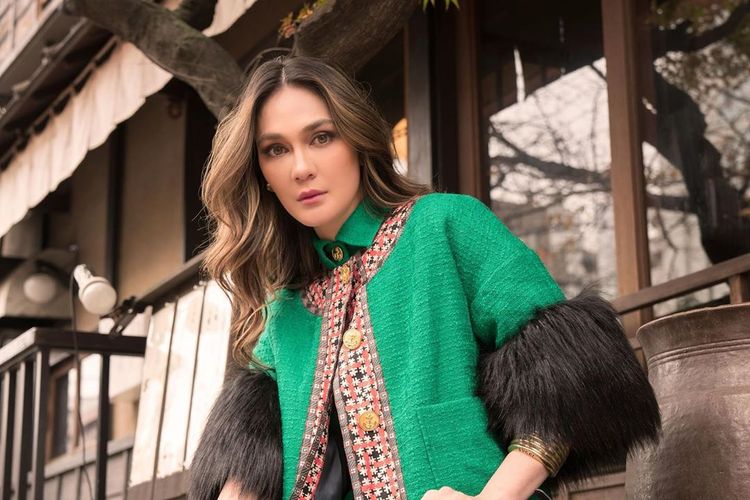 Model dan aktris Luna Maya mengenakan busana dari koleksi Spring/Summer 2020 Gucci.