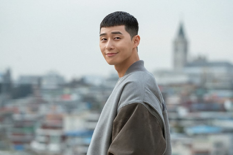 Aktor Korea Selatan Park Seo Joon bergaya rambut ala kenari (chestnut) di drama Itaewon Class.