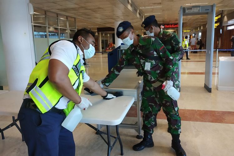 Saat tim melakukan penyemprotan Disinfektan di area Bandara Internasional Lombok
