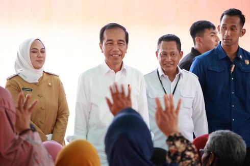 Presiden Jokowi Serahkan Beras Bantuan Pangan di Karawang