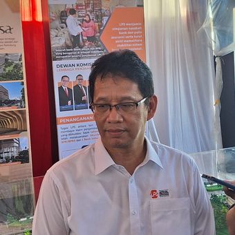 Ketua Dewan Komisioner LPS Purbaya Yudhi Sadewa melakukan peletakan batu pertama (groundbreaking) pembangunan gedung Arthadhyaksa kantor LPS di Ibu Kota Nusantara (IKN), Rabu (17/1/2024).
