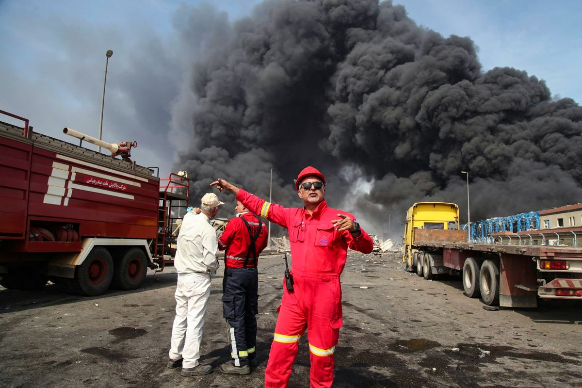 Asap tebal hitam membubung saat tim SAR menyelamatkan para korban dari ledakan di pelabuhan Shahid Rajaee, Provinsi Hormozgan, Iran selatan, Sabtu (26/4/2025). Ledakan pelabuhan Iran ini menewaskan sedikitnya 14 orang, sedangkan 750 korban luka-luka. Ledakan di Iran Tewaskan 14 Orang, Diduga karena Bahan Kimia