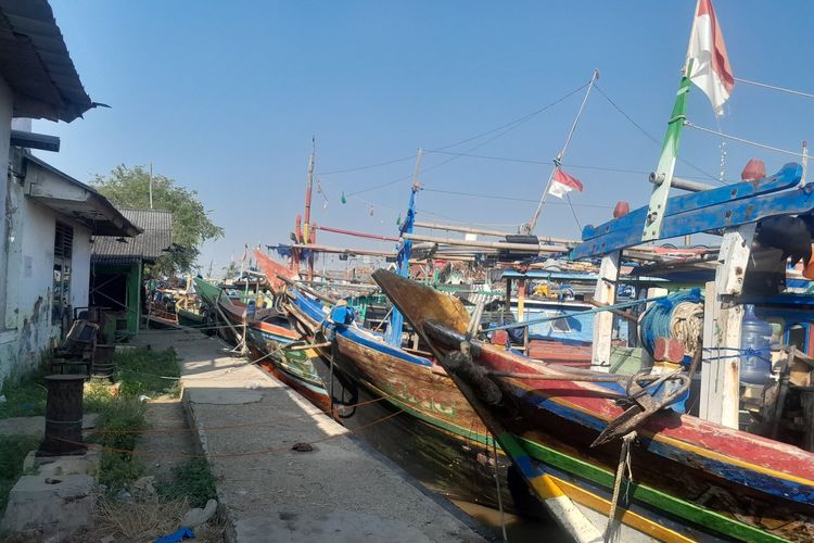 Perahu nelayan rajungan bersandar di Muara Pasir Putih, Desa Sukajaya, Kecamatan Cilamaya Kulon, Karawang, Jabar, Sabtu (10/6/2023).