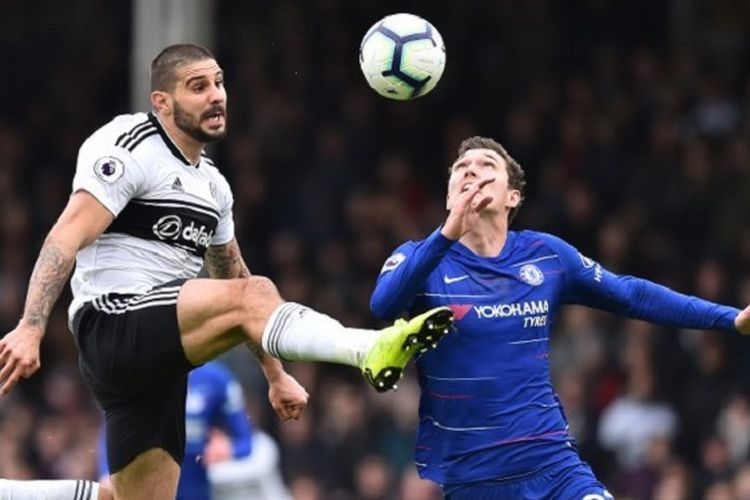 Aleksandar Mitrovic mencoba mengejar bola tetapi dikawal Andreas Christensen pada pertandingan Fulham vs Chelsea di Stadion Craven Cottage dalam lanjutan Liga Inggris, 3 Maret 2019. 