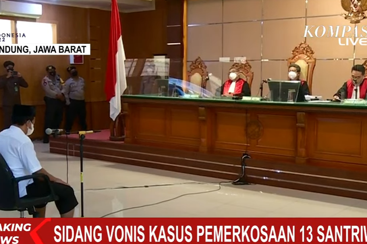 Sidang vonis terhadap terdakwa Herry Wirawan di Pengadilan Negeri Bandung, Jawa Barat, Selasa (15/2/2022).