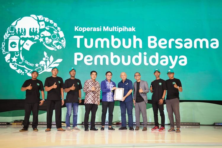 Menteri Koperasi dan UKM (MenkopUKM) Teten Masduki  dalam perayaan ulang tahun eFishery yang ke-10 Tahun, di Bandung, Rabu (11/10/2023).