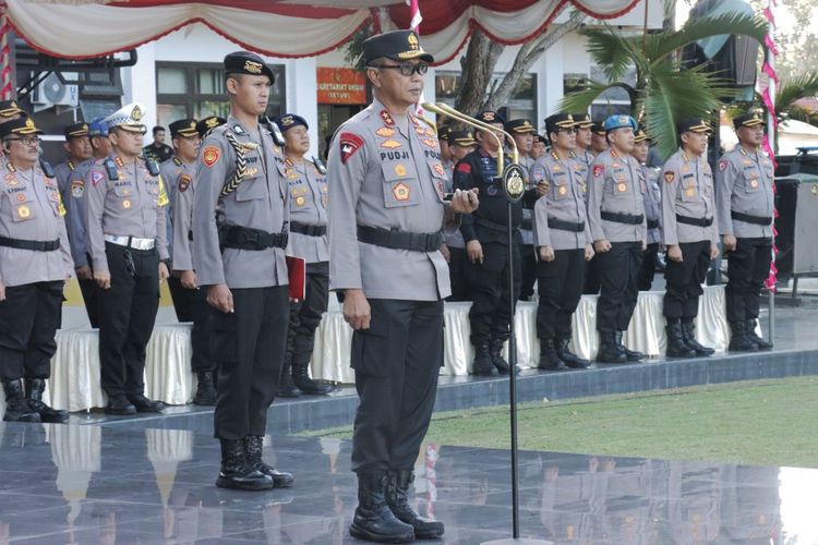 Kapolda Gorontalo Irjen Pol Pudji Prasetijanto Hadi saat memimpin apel gelar pasukan Operasi Ketupat 2024 menjelang perayaan Hari Raya Idulfitri. Polda berkolaborasi dan menyiapkan 1.560 personel yang berasal dari kepolsiian, TNI dan instansi lainnya dalam pengamanan ini.