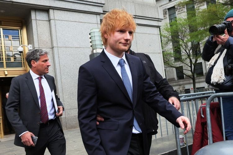 Musisi Ed Sheeran meninggalkan gedung Pengadilan Federal Manhattan, New York City, setelah menghadiri sidang perkara penjiplakan lagu, Selasa (25/4/2023). 