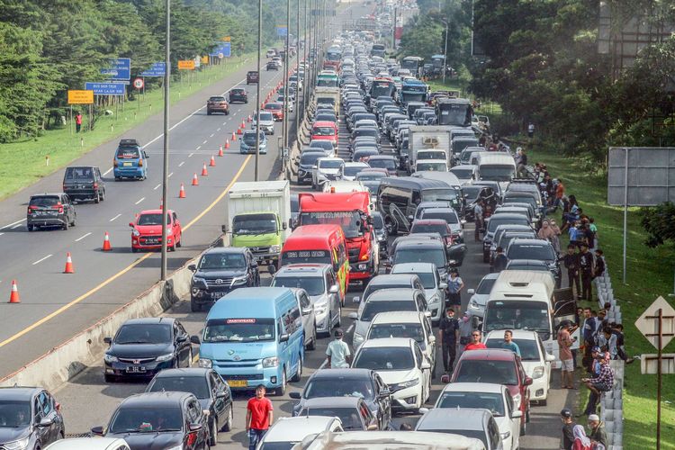 Antrean  kendaraan di Tol Jagorawi menuju kawasan wisata Puncak, Ciawi, Kabupaten Bogor, Jawa Barat, Rabu (4/5/2022). Pada H+1 Lebaran kawasan Puncak Bogor mulai dipadati wisatawan, dan Polres Bogor memberlakukan rekayasa lalu lintas secara situasional sistem satu arah dan sistem lawan arah (contraflow) di Tol Jagorawi.