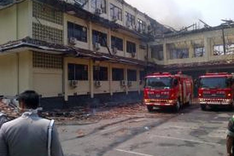 Kobaran si jago merah selama lebih dari dua jam meludeskan Gedung B Markas Polda Jawa Tengah, Rabu (30/9/2015) siang. Kobaran api diduga akibat korsleting listrik di salah satu ruangan yang berada di lantai tiga. 