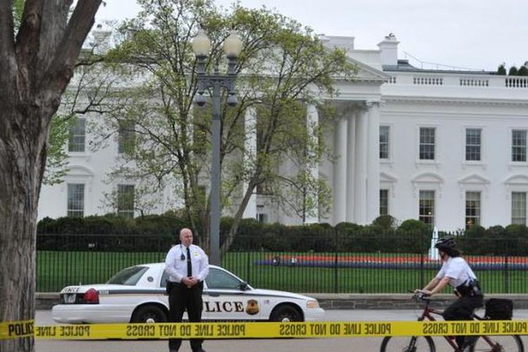 Polisi berjaga di area di depan Gedung Putih di Washington DC, AS, Senin (15/4/2013), tak lama setelah bom meledak di garis finish Boston Marathon, Boston, Massachusetts. Peristiwa itu menewaskan tiga orang dan melukai lebih dari 100 orang. 
