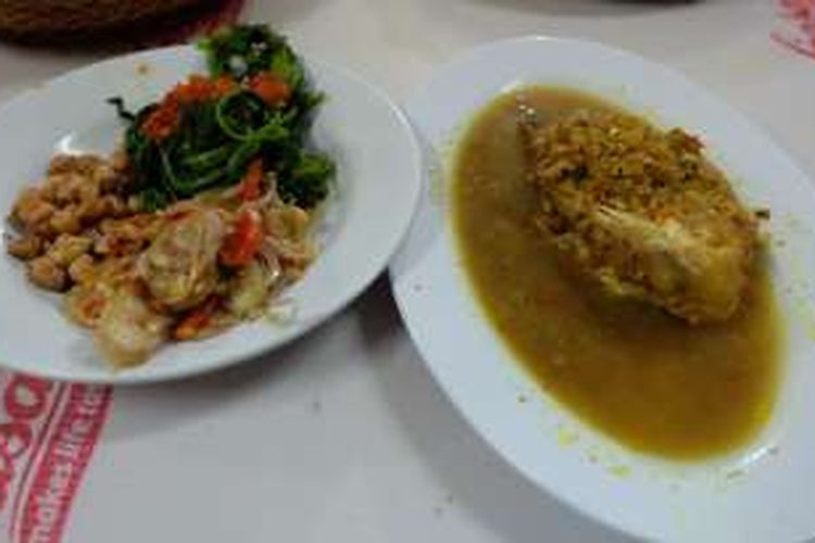 Ayam betutu kuah, salah satu menu khas di restoran Ayam Betutu Khas Gilimanuk.