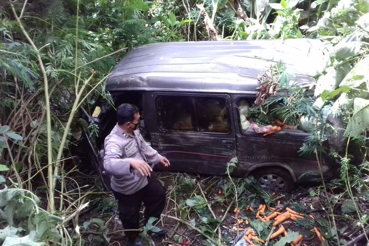 Kondisi Mobil Suzuki Carry bernomor polisi AD 9125 MF yang dikendarai AF mengalami rem blong di Kabupaten Karanganyar.